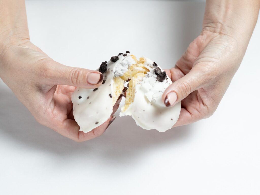 Palmera de oreo rompiendose dejandose ver su rellene